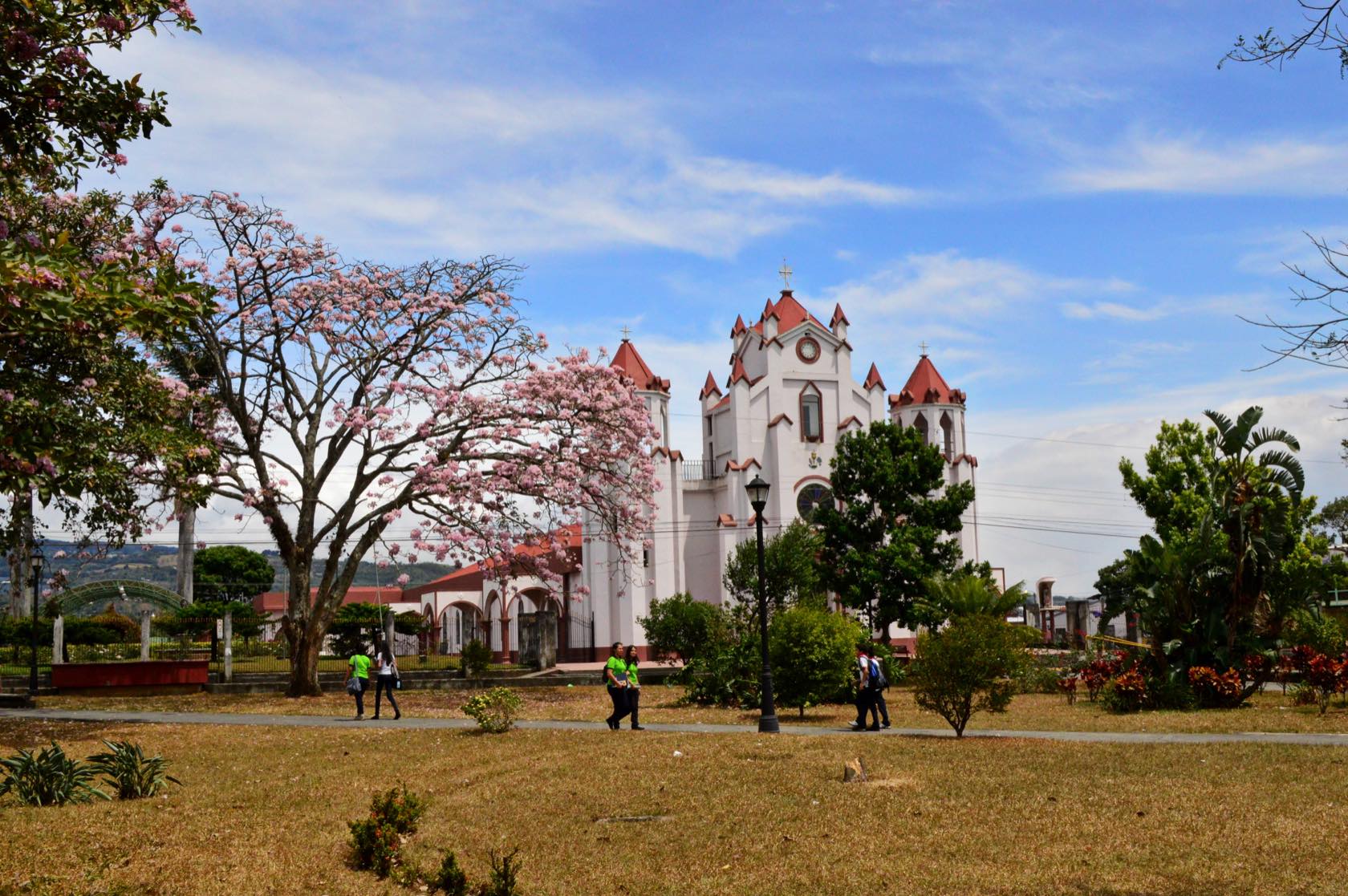Parque e iglesia de Santa Bárbara de Heredia